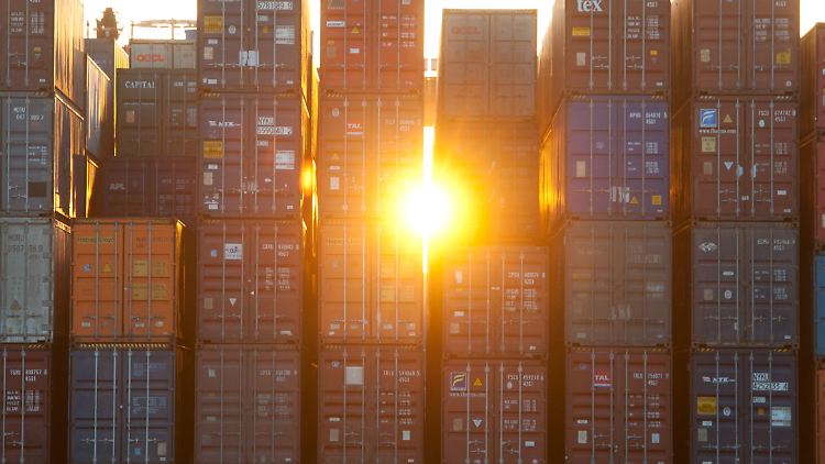 Sonnenaufgang im Containerhafen: Das Terminal Altenwerder (CTA) der Hamburger Hafen und Logistik AG (HHLA) im Hamburger Hafen ist einer der deutschen Pforten zur Weltwirtschaft.