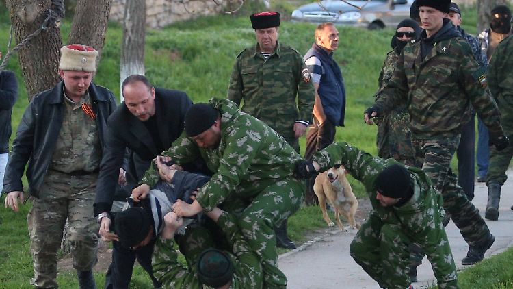 prorussische Einheiten bei der Erstürmung des ukrainisches Stützpunktes Belbek bei Sewastopol an vergangenen Wochenende.