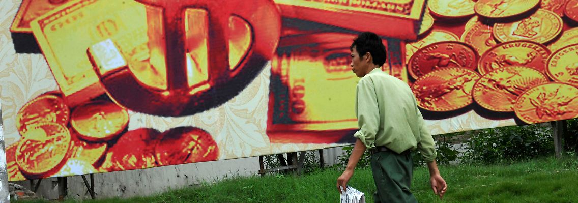 Plakatwerbung in Hefei: Das Dollar-Symbol hat in Asien etwas an Strahlkraft verloren.