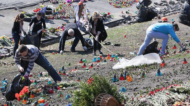 Die Menschen in der Ukraine beteiligen sich zwar mit großen Eifer an Aufräumaktionen - dem drohenden Staatsbankrott sind sie ohne Hilfe jedoch schutzlos ausgeliefert.