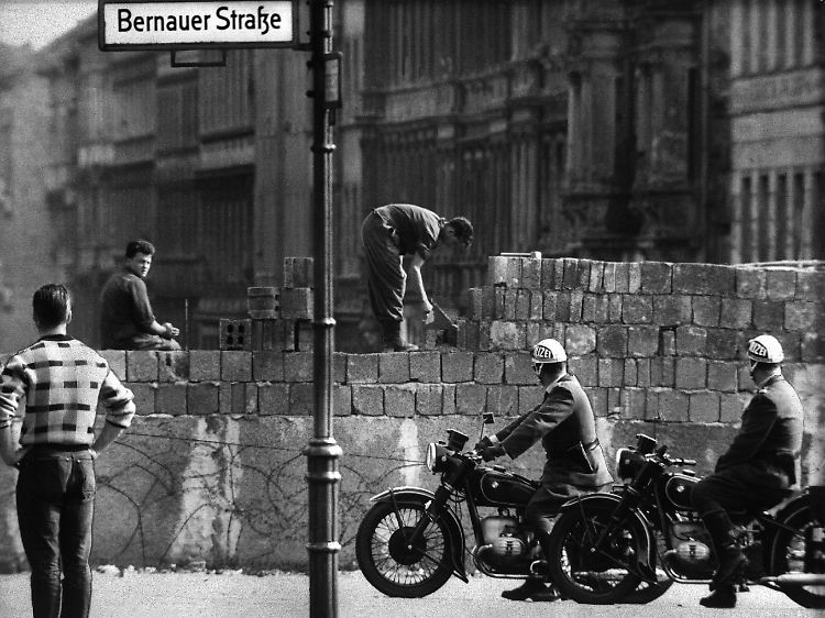 Jahr 1961: Ostberliner Arbeiter errichten die Mauer an der Bernauer Straße.
