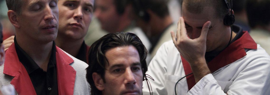 Die Fed kauft weiter Staatsanleihen: Die Gesichter der Treasury-Händler in Chicago sprechen Bände.