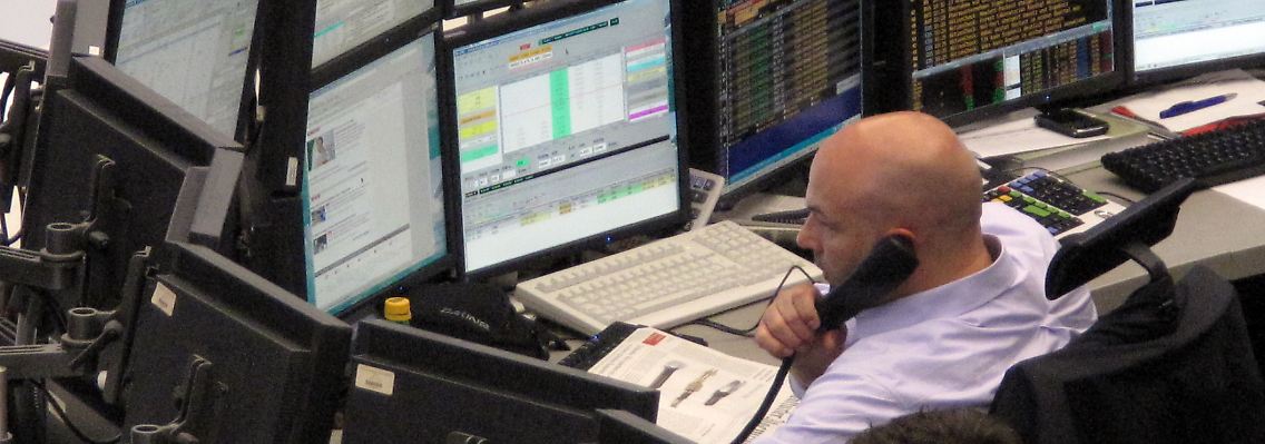 Alltag im Trader-Leben: Ein pulsierendes Terminal mit drei Tastaturen, sechs Monitoren und mindestens einem Telefon.