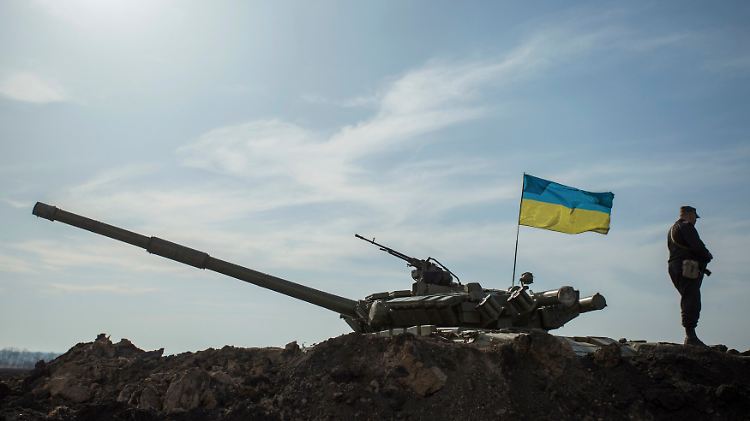 Ein Soldat steht an einem ukrainischen Panzer in der Nähe der Grenze zu Russland.
