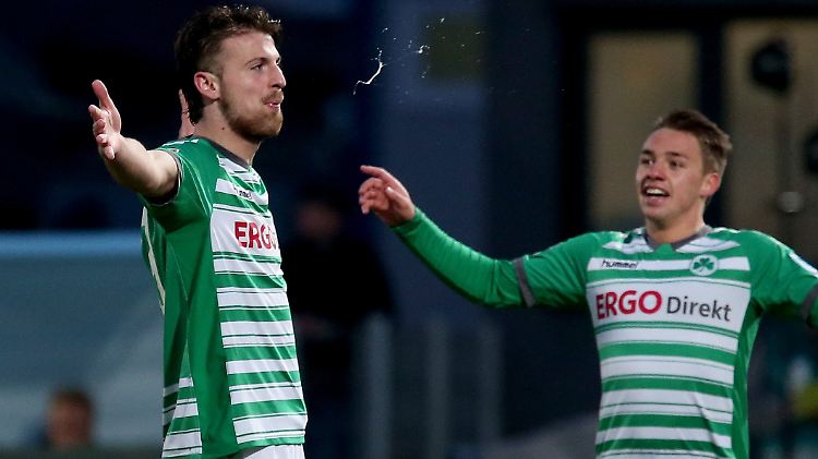 Ilir Azemi bejubelt den Treffer zum 2:0 auf seine ganz eigene Weise.