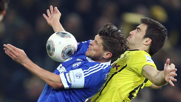 Schalkes Klaas-Jan Huntelaar (l) im Kampf um den Ball mit dem Dortmunder Sokratis Papastathopoulos (r).