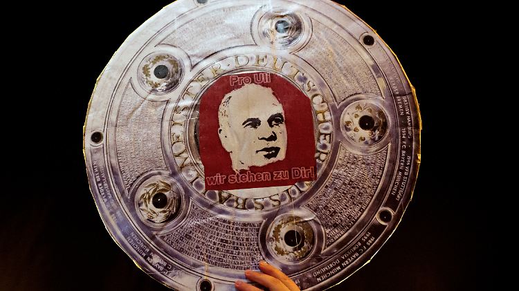 Der FC Bayern ist zum 24. Mal Meister. Selbst der tiefe Fall von Ex-Präsident Uli Hoeneß trübt die Freude nicht.