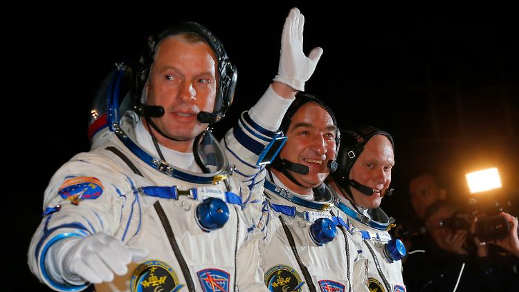 Steve Swanson, Oleg Artemjew und Alexander Skworzow müssen zwei Tage länger auf ihre Ankunft an der ISS warten.