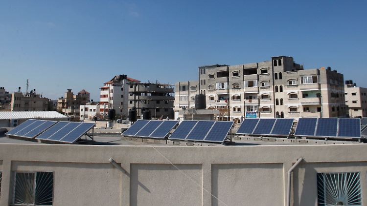Solarzellen auf einem Dach in Gaza-Stadt. Immer mehr Palästinenser setzen auf Sonnenenergie.