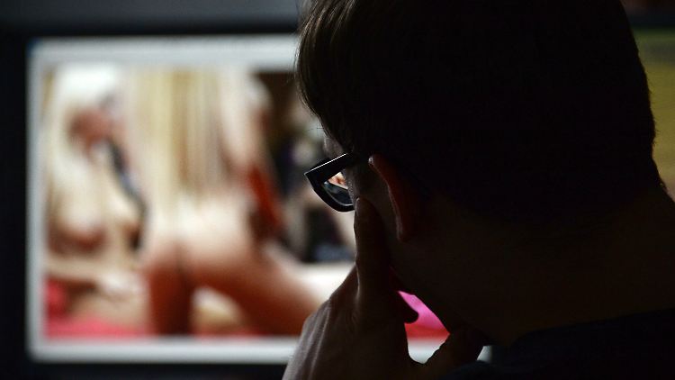 Viele Menschen geben zu, in ihrer Jugend häufigen Kontakt mit Pornografie gehabt zu haben.