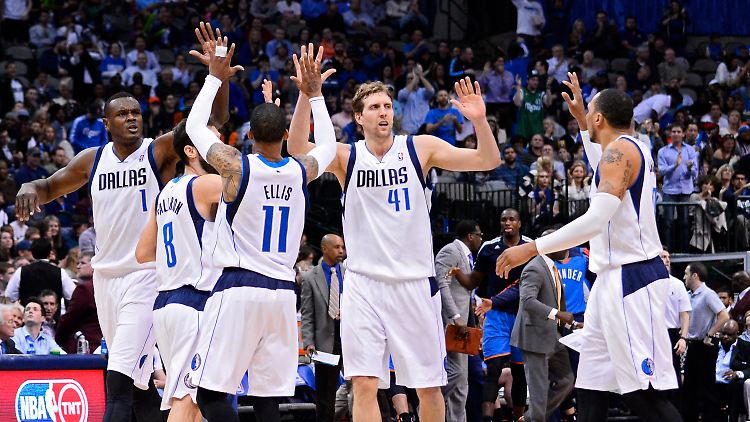 Er kann es noch: Nowitzki (M.) hat mit den Mavericks einen wichtigen Sieg im Kampf um die Play-offs errungen. 