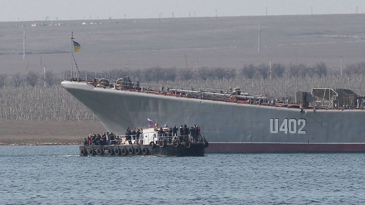 Die ukrainische Flagge wehte nur noch kurze Zeit auf dem Schiff, dann wurde die russische gehisst.