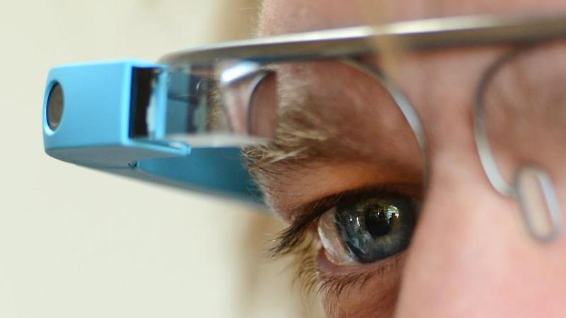 Der Brillenhersteller Luxottica soll helfen, die Datenbrille Google Glass auf den Massenmarkt einzuführen. Foto: Jens Kalaene