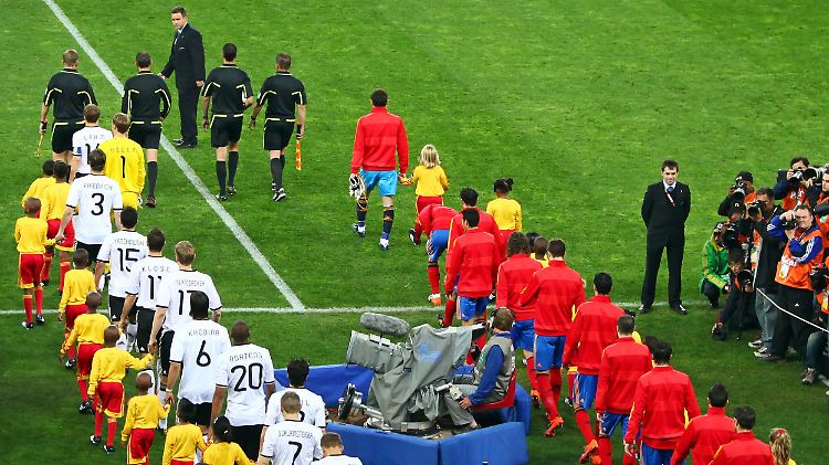 Zu Duellen zwischen Deutschland und Spanien (hier: im Halbfinale der WM 2010) würde es dann künftig häufiger kommen.