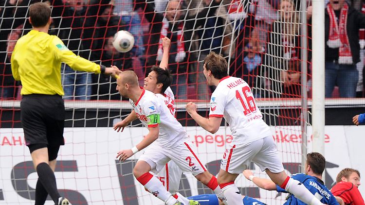 Miso Brecko feiert mit seinen Teamkameraden das 1:0 für Köln.