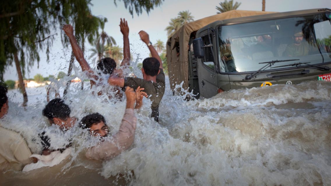 Ein Armeetruck versucht, mit einer Hilfslieferung durch die Wassermassen zu kommen.