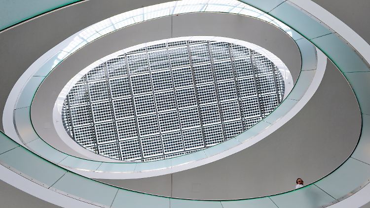 Blick zum Photovoltaikdach im Lichthof des neuen Verwaltungsgebäudes des Solartechnikherstellers SMA