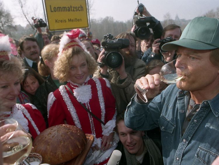 Terence Hill mit einem Glas Wein beim Besuch der sächsischen Stadt Lommatzsch im März 1995 - in Lommatzsch hat er ein paar Jahre seiner Kindheit verbracht.