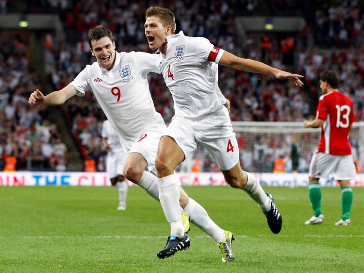 Englands Kapitän Steven Gerrard erzielte zwei Tore gegen Ungarn, also folglich einen Doppelpack.