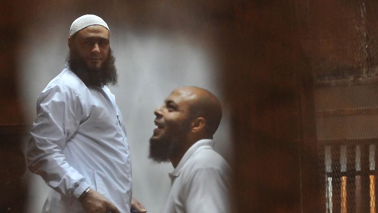 Islamisten vor einem Gericht in Kairo. Die Militärführung setzt auf gnadenlose Härte, um den politischen Gegner auszuschalten.