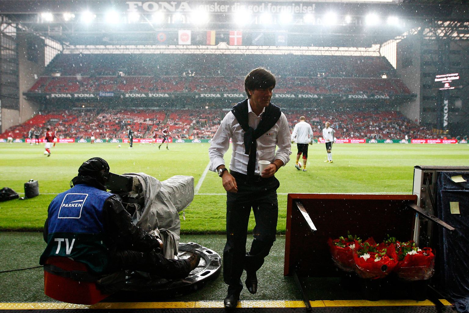 Im ersten Spiel nach seiner Vertragsverlängerung deutete für Bundestrainer Joachim Löw  zunächst alles auf einen schönen Abend in Kopenhagen hin. Nach erfolgreicher Flucht vor dem Regen ...