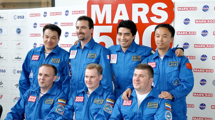 Die sechs Crewmitglieder der Mission "Mars500" und ein russisches Ersatzmitglied.