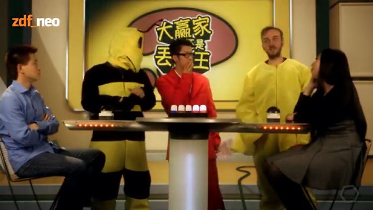 Jan Böhmermann (2.v.r.) drehte die chinesische Show-Variante selbst - und legte damit Stefan Raab rein.