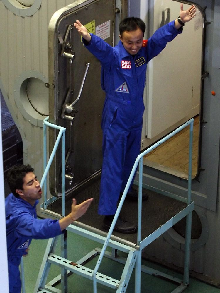 Kurz bevor sie zum Mars "fliegen", verabschieden sich die Probanden Anfang Juni für rund 15 Monate.