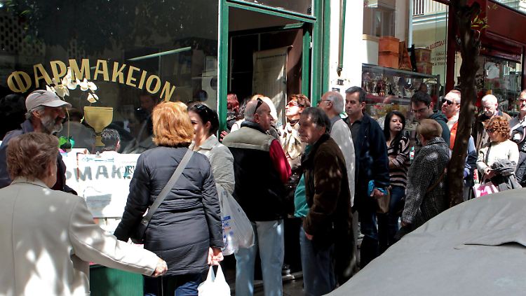Vor den noch geöffneten Apotheken in Athen bilden sich wegen des Streiks der Apotheker lange Schlangen.