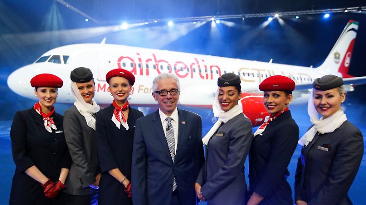 Die Schulden drücken, der Partner drängt: Air-Berlin-Chef Wolfgang Prock-Schauer (M., Archivbild).