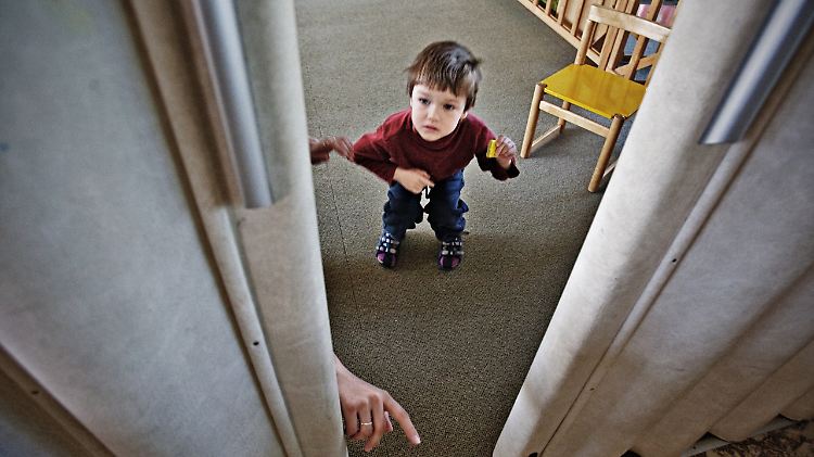 Unicef Foto des Jahres 2009 (Platz 2) von dem tschechischen Fotografen Milan Jaros: E zeigt die fünfjährige Adelka aus Prag, die einen Kindergarten speziell für Autisten besucht. Adelka spricht kein Wort und lebt vollkommen in ihrer eigenen Welt.