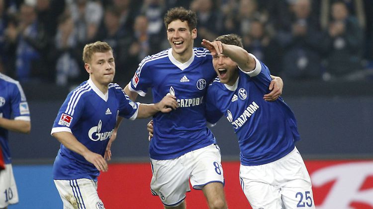 Schalker Jubel: Max Meyer, Leon Goretzka und Torschütze Klaas-Jan Huntelaar.