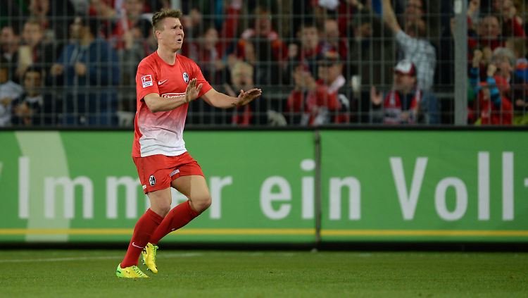 Felix Klaus dämpft den Jubel nach seinem Treffer zum 3:2. Dabei ist er gerade zu einem Kandidaten für die Trophäe des Tors des Monats geworden.