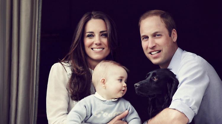 Die Familie am Fenster ihrer Wohnung im Kensington Palast.