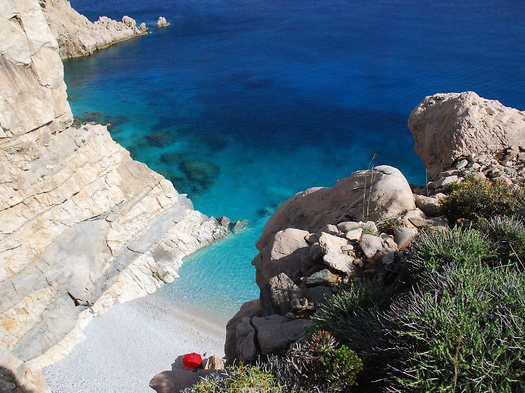 Griechenland wird nach Preissenkungen nun wieder mehr gebucht. (Strand auf der Insel Ikaria