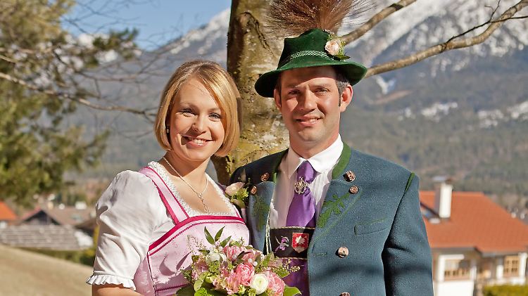 Offizielles Hochzeitsfoto von Magdalena und Josef Holzer.