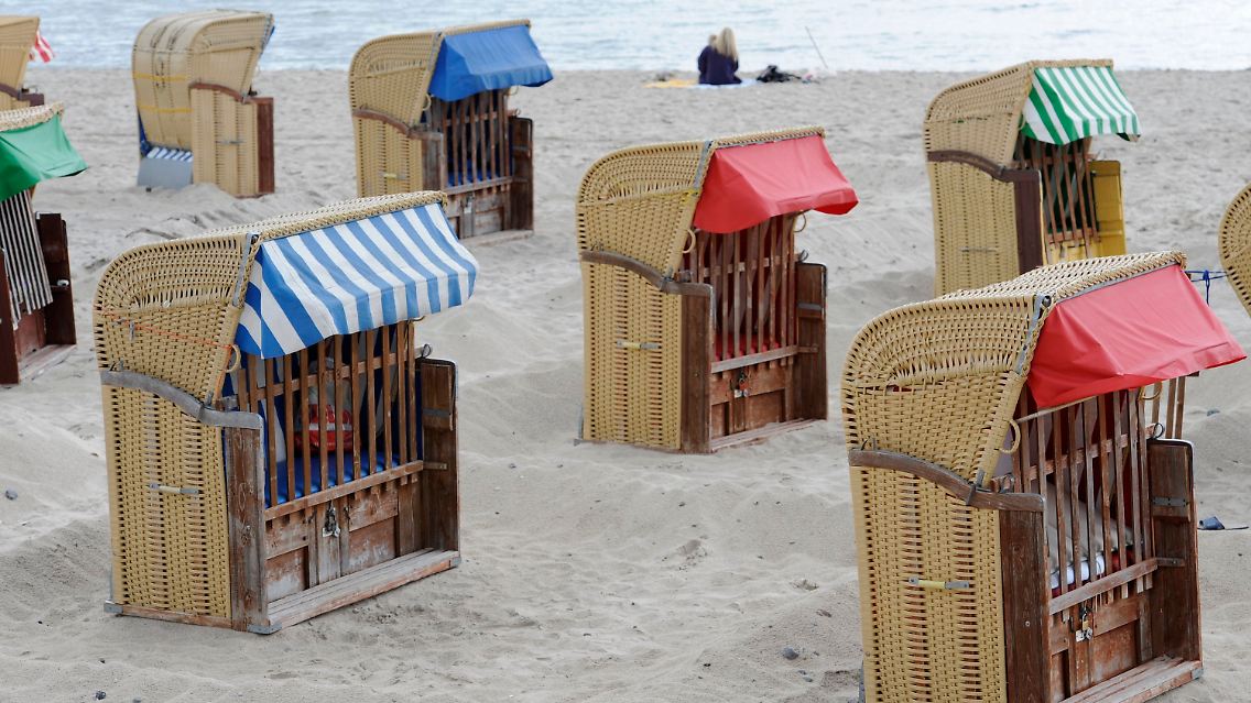 Leere Strandkörbe in Travemünde, Schleswig-Holstein.