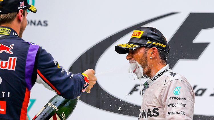 Das Feiern hat Sebastian Vettel nicht verlernt.