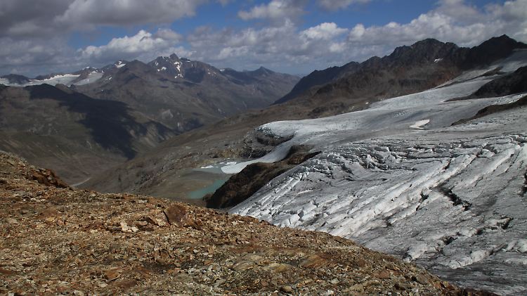 Blick auf den Similaun-Gletscher in den Alpen: Der Klimawandel bringt dort Gletscherfunde zutage, die für lange Zeit im Eis verborgen waren.