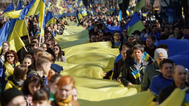 In vielen ukrainischen Städten wie hier Odessa zeigten die Menschen am Wochenende Flagge.