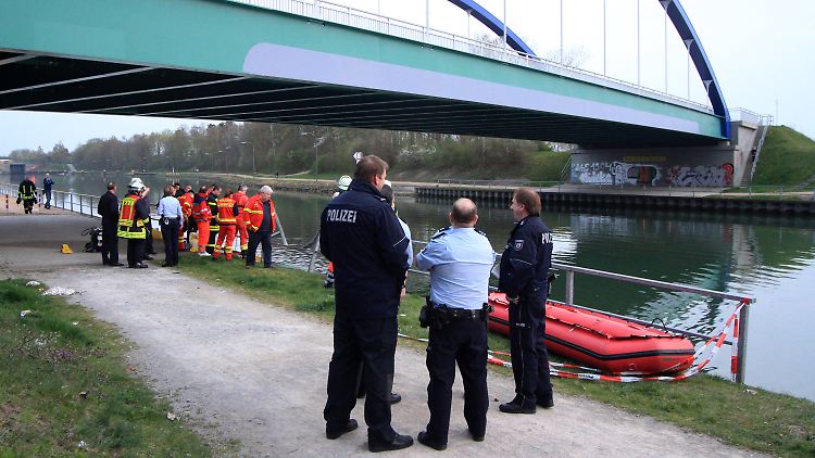 Warum das Auto von der Brücke in den Wesel-Datteln-Kanal stürzte, ist noch völlig unklar.