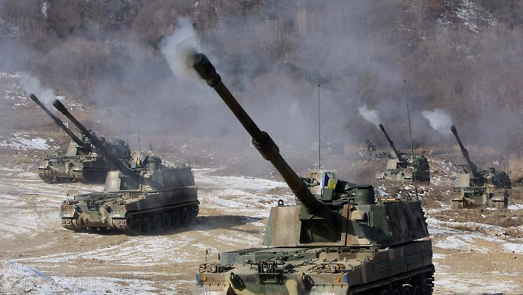 Übung der südkoreanischen Armee mit Panzerhaubitzen. Am Morgen haben sich Nord- und Südkoreaner ein Gefecht an der Seegrenze geliefert.