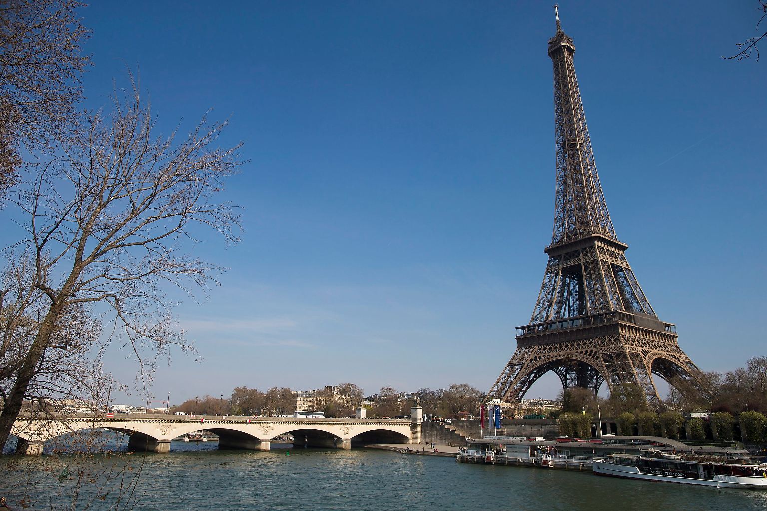 Der Eiffelturm gehört zu Paris ...