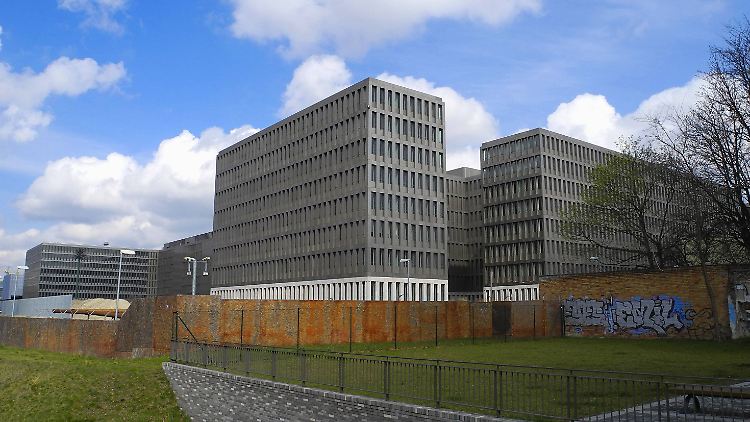 Auf zehn Hektar erstreckt sich die neue Zentrale. Waren dafür anfangs Baukosten von 730 Millionen Euro eingeplant, rechnet der BND inzwischen mit über einer Milliarde Euro.