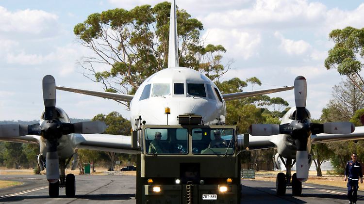 Der neue Tag beginnt mit der gleichen Suchroutine: Auf der Airforce-Basis in Perth bringt Bodenpersonal einen südkoreanische Seeaufklärer vom Typ P-3C "Orion" in Position.