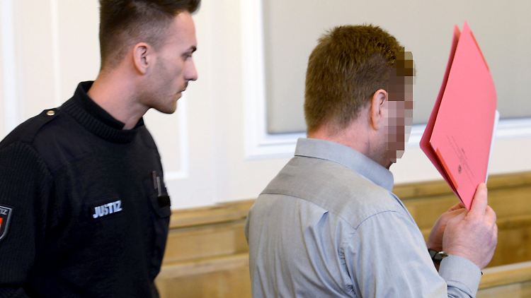 Der Angeklagte im Sitzungssaal des Landgerichts Osnabrück mit einem Justizbeamten: Für den Mord an Christina bekam er acht Jahre Haft.