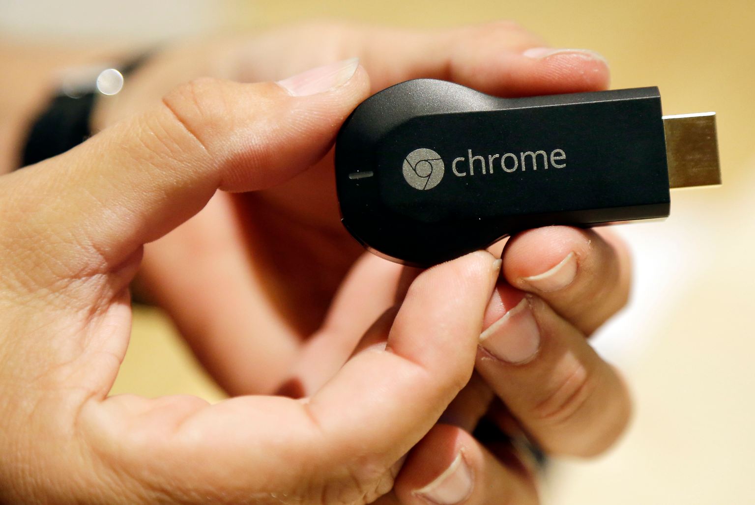 Seit Kurzem ist auch in Deutschland Googles Streaming-Stick Chromecast für 35 Euro erhältlich.