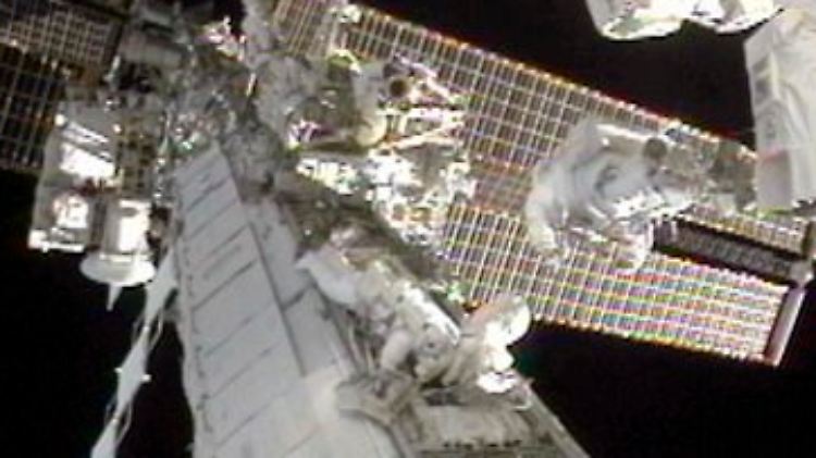 Die Astronauten Doug Wheelock (l) und Tracy Caldwell Dyson (r) bei ihrem Einsatz.
