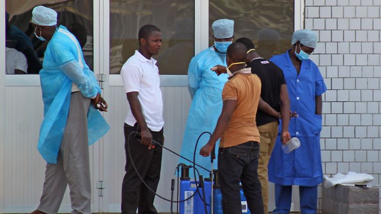 In Guinea kämpfen die Ärzte gegen die tödliche Krankheit.