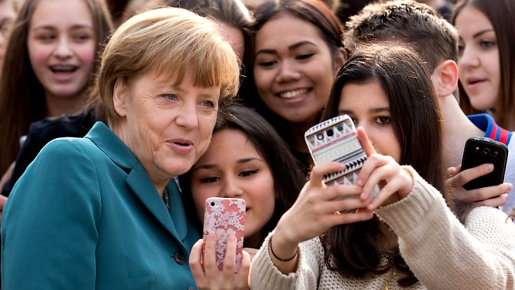 "Die ist doch ein ganz normaler Mensch", hatten die Schüler gesagt, bevor Angela Merkel kam. Aber dann wollten doch alle ein Foto mit ihr.